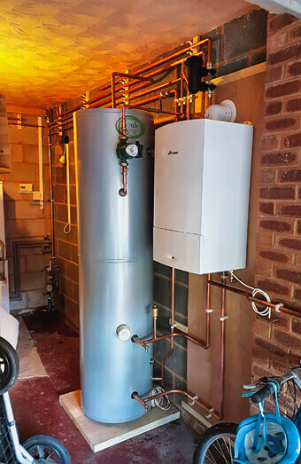 https://plumberleederville.com.au/uploads/2025/06/hot-water-684599.jpg